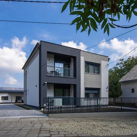 Csaladi Kikoeto Apartman Gyula Exterior photo