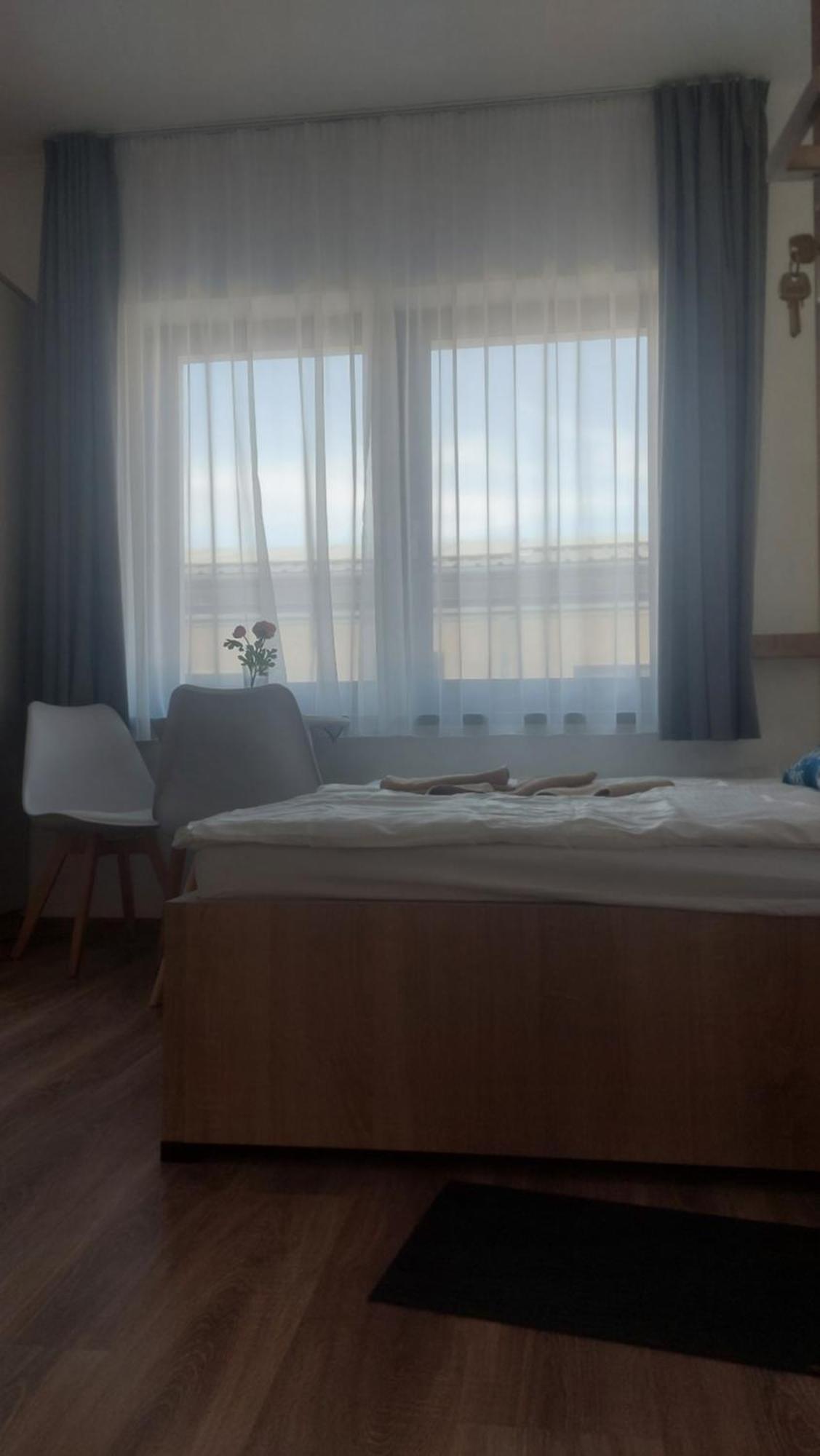 Csaladi Kikoeto Apartman Gyula Exterior photo
